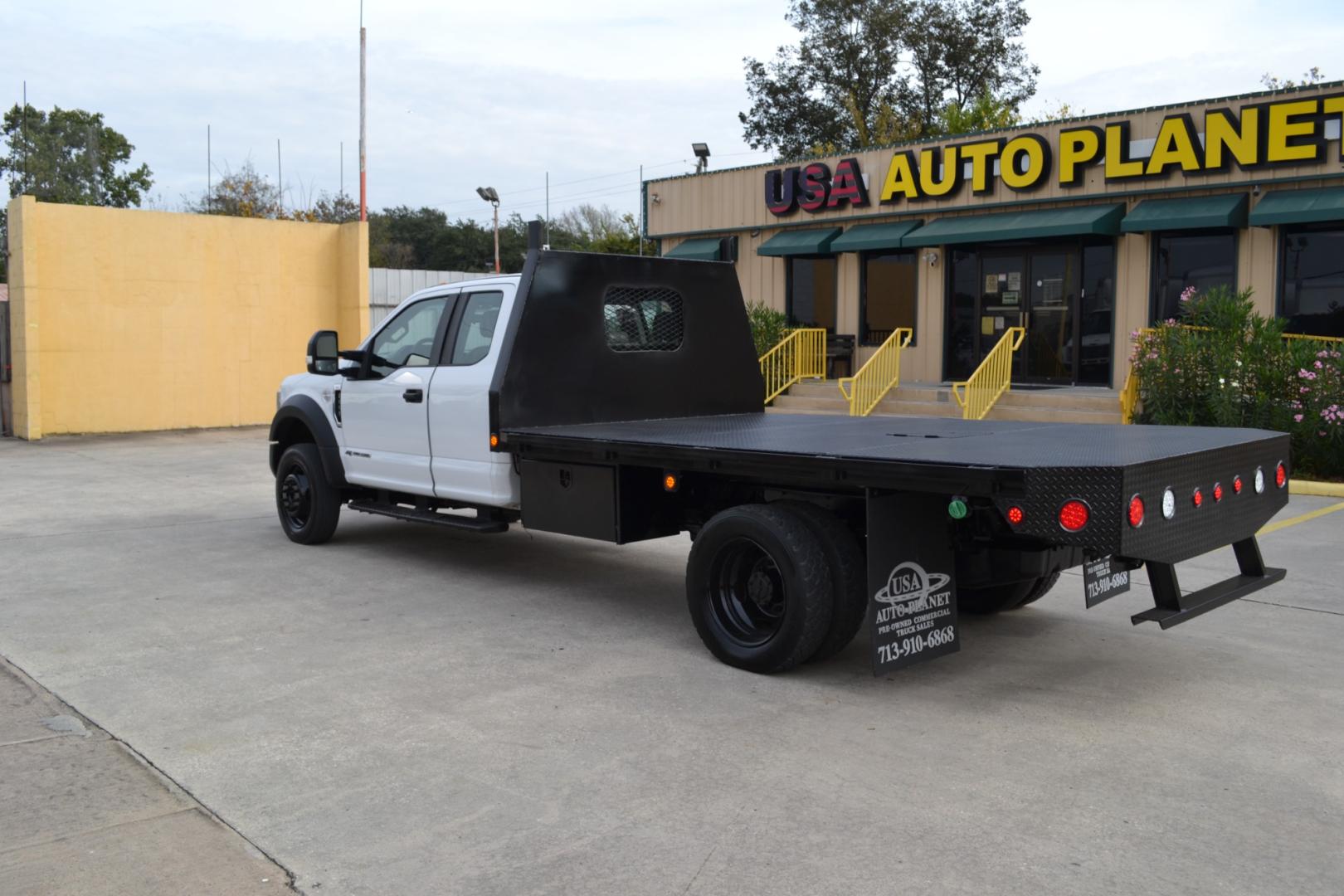 2018 WHITE /GRAY Ford F550 with an POWERSTROKE 6.7L DIESEL engine, AUTOMATIC transmission, located at 9172 North Fwy, Houston, TX, 77037, (713) 910-6868, 29.887470, -95.411903 - Photo#6